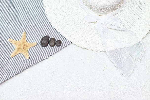 The vacation layout . Vacation layout on a white background. A sun hat. Protective equipment. Copy space. Space for the text. Article about vacation. Article about vacation insurance. White background . Starfish - Photo, Image