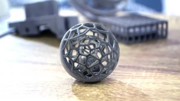 Objekt vytištěný na prášku 3D tiskárna zblízka z polyamidového prášku - Záběry, video
