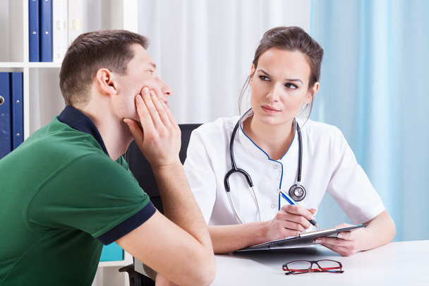 Female doctor diagnosing patient - Foto, imagen