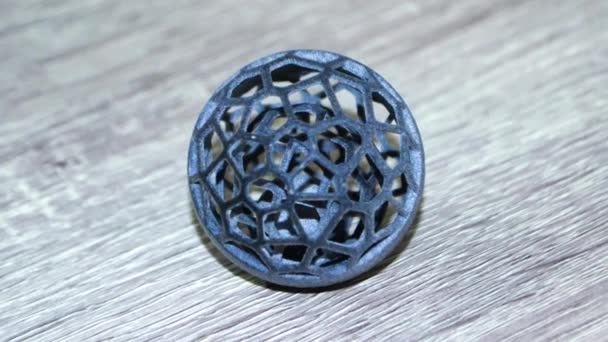Objeto impreso en la impresora 3D de polvo de poliamida en primer plano - Metraje, vídeo