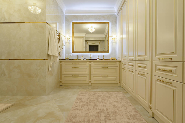 Moderni ylellinen beige ja kultainen kylpyhuone - Valokuva, kuva