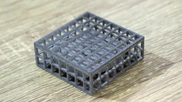 Obiekt drukowany na proszkowej drukarce 3D z poliamidu w proszku zbliżenie - Materiał filmowy, wideo
