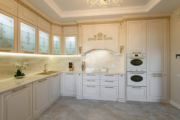 Роскошный бежевый и золотой классический интерьер кухни - Фото, изображение