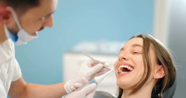 Paciente joven durante una revisión dental - Imágenes, Vídeo