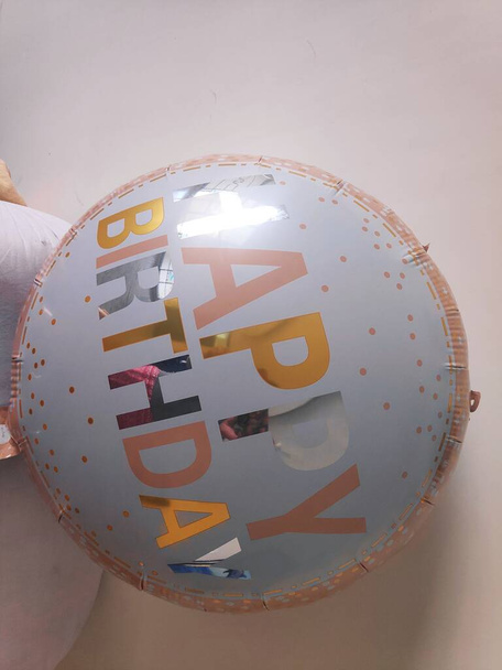 Hermosos globos de cumpleaños felices en fondo blanco - Foto, Imagen