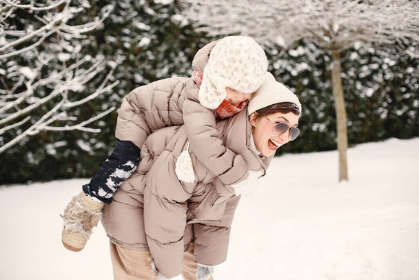 Mother and child playing in winter park - Foto, Imagem