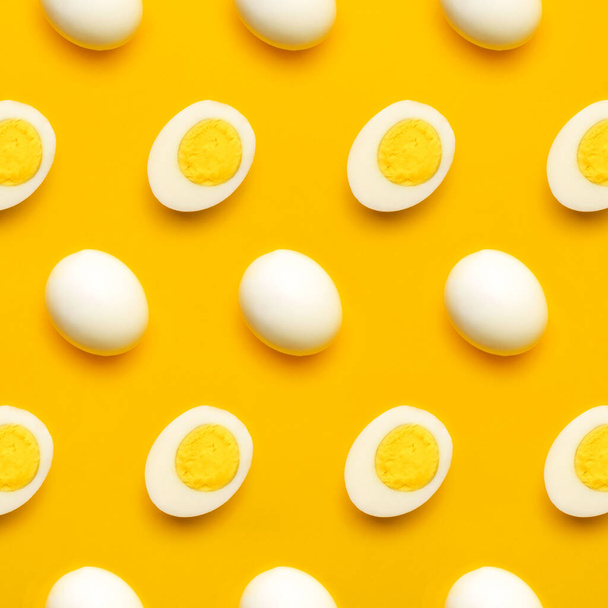 Frisches Bauernhuhn kochte halb geschnittene Eier auf gelbem Hintergrund. Gesundes Essen oder Frohe Ostern kreatives Minimalkonzept. Flache Lage, Draufsicht - Foto, Bild