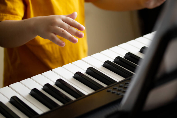 Childs manos en el teclado sintetizadores - Foto, Imagen