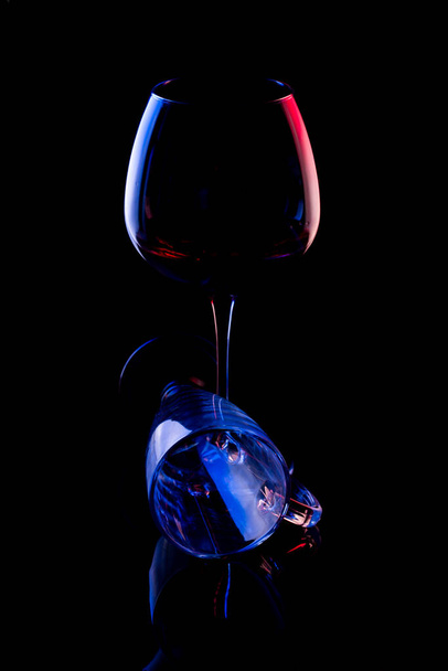 Still life with glass objects on a black background - Foto, Bild