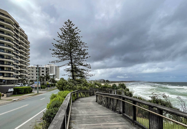 Pohled na krátkou pobřežní prkno procházka v Coolum Beach, jeden z Sunshine Coast nejokázalejší předhůří. - Fotografie, Obrázek