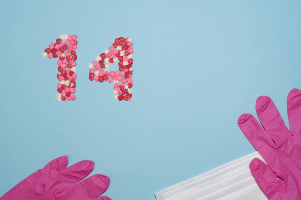 Сердца на 14 февраля, День Святого Валентина, с маской COVID и розовыми перчатками, защита биобезопасности. - Фото, изображение