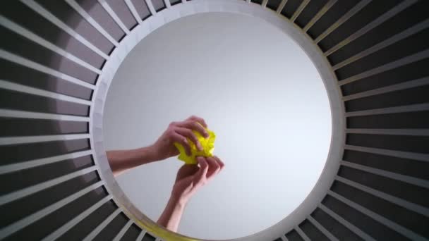 Vidéo de feuille de papier jaune froissée jetée, vue du bas - Séquence, vidéo
