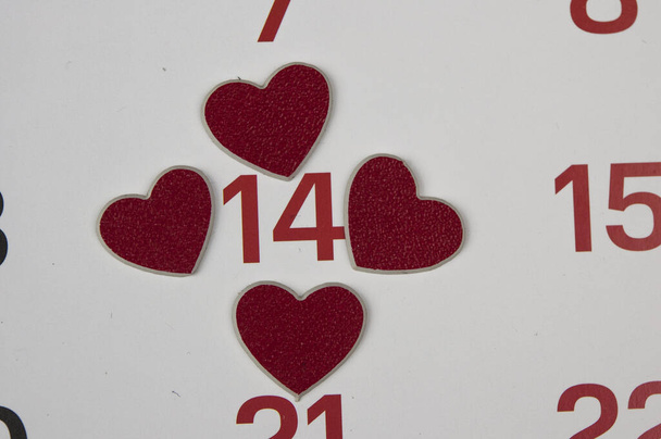 Kalendář stránky s červenými srdci 14. února svatého Valentýna. - Fotografie, Obrázek