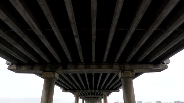 stary betonowy most na rzece w mieście Dnipro na Ukrainie - Materiał filmowy, wideo