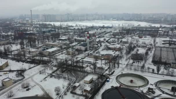 Europa, Kiev, Ucrania - Febrero 2021: Estación de aireación Bortnytsia, Bortnychi. Vista aérea del dron. Planta de tratamiento de aguas residuales. Planta de tratamiento de aguas residuales. Estación de aireación de Kyiv Bortnychi. - Imágenes, Vídeo