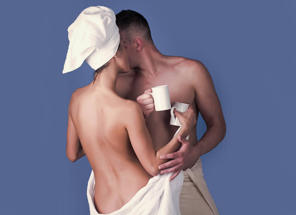 Χαλαρώστε, spa, σέξι ζευγάρι με φλιτζάνι τσάι. χαλάρωση και spa, μπάνιο, αισθησιακό ζευγάρι ερωτευμένο με πρωινό καφέ - Φωτογραφία, εικόνα