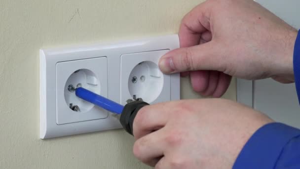 trabajo manual de un electricista instalando una toma de corriente. 4K - Imágenes, Vídeo