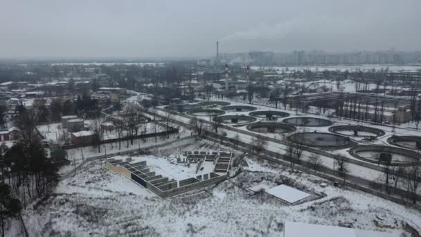 Europa, Kiev, Ucrania - Febrero 2021: Estación de aireación Bortnytsia, Bortnychi. Vista aérea del dron. Planta de tratamiento de aguas residuales. Planta de tratamiento de aguas residuales. Estación de aireación de Kyiv Bortnychi. - Imágenes, Vídeo