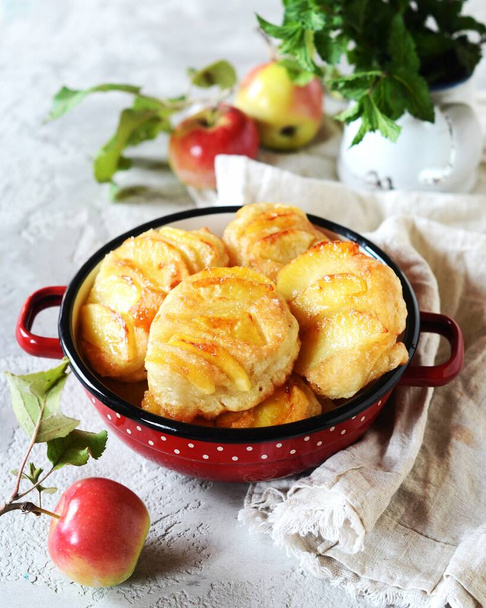 Panqueques con manzanas caramelizadas en un bol sobre un fondo gris - Foto, Imagen