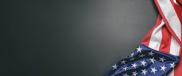 Bandera de EE.UU. sobre fondo oscuro con espacio para texto - Foto, imagen