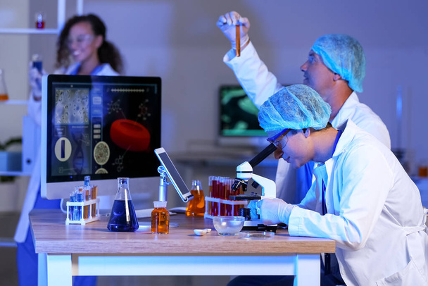 Επιστήμονες που εργάζονται με δείγματα στο εργαστήριο - Φωτογραφία, εικόνα