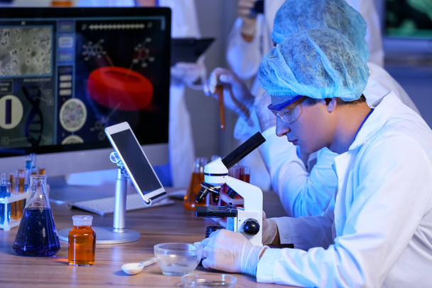 Ученые, работающие с образцами в лаборатории - Фото, изображение