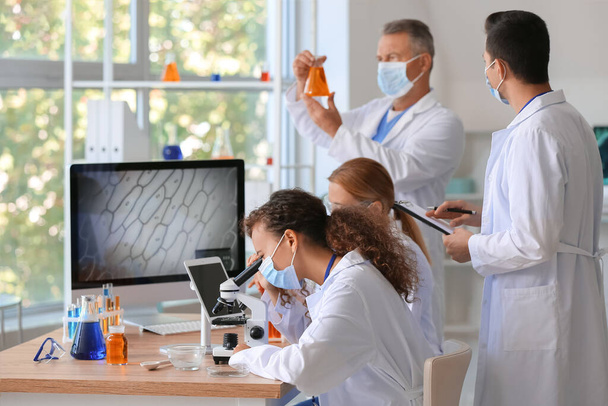 Naukowcy pracujący z próbkami w laboratorium - Zdjęcie, obraz