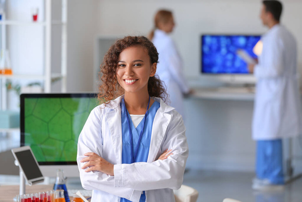 Científica femenina trabajando en laboratorio - Foto, Imagen