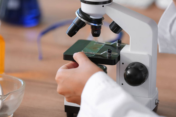 Επιστήμονας που εργάζεται με μικροσκόπιο στο εργαστήριο, κοντινό πλάνο - Φωτογραφία, εικόνα