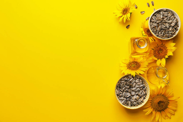 Komposition mit Sonnenblumenöl und Samen auf farbigem Hintergrund - Foto, Bild