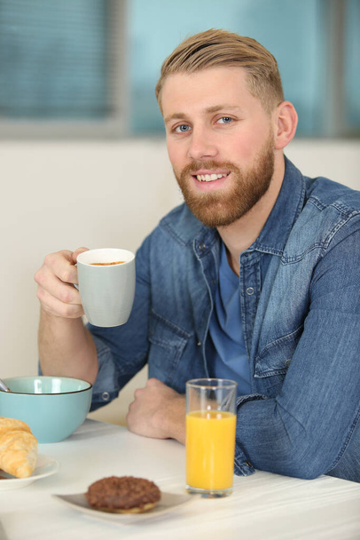 πορτρέτο του υγιούς ενήλικα άνδρα που παίρνει πρωινό - Φωτογραφία, εικόνα