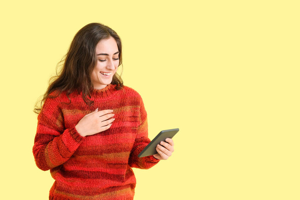 Mujer joven con e-reader sobre fondo de color - Foto, imagen
