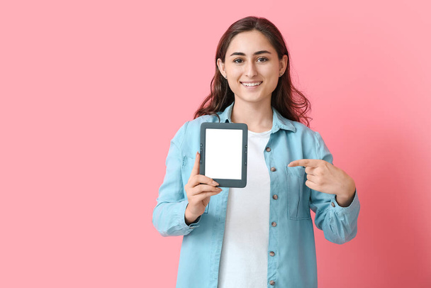 Young woman with e-reader on color background - Foto, immagini