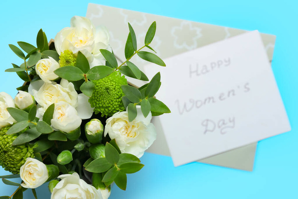 Прекрасні квіти і листівка для Міжнародного жіночого дня на кольоровому тлі - Фото, зображення