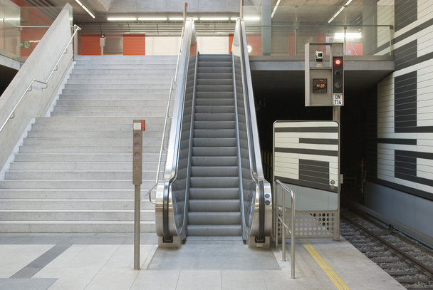 Escada rolante em um lugar público
 - Foto, Imagem