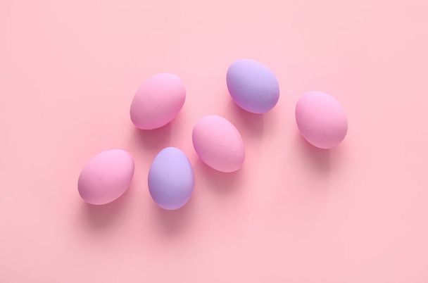 Όμορφα πασχαλινά αυγά στο φόντο χρώμα - Φωτογραφία, εικόνα
