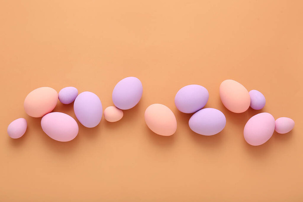 Gyönyörű húsvéti tojás színes háttér - Fotó, kép