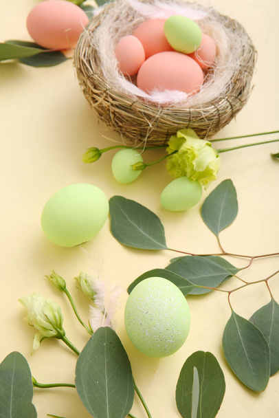 Renkli arkaplanda güzel Paskalya yumurtaları olan kompozisyon - Fotoğraf, Görsel