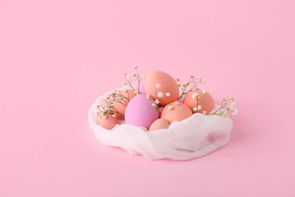 Komposition mit schönen Ostereiern auf farbigem Hintergrund - Foto, Bild