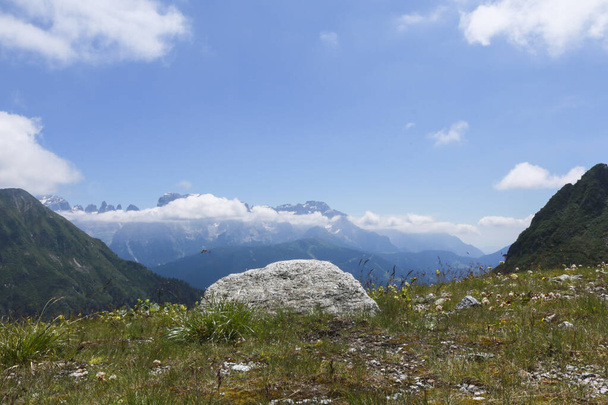 Trentino 'daki Val Nambrone' daki Cornisello sığınağına giden güzel panoramik manzara, İtalya 'daki seyahat ve manzaralar  - Fotoğraf, Görsel