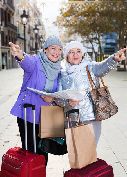 Senior females traveling with city map - Foto, afbeelding