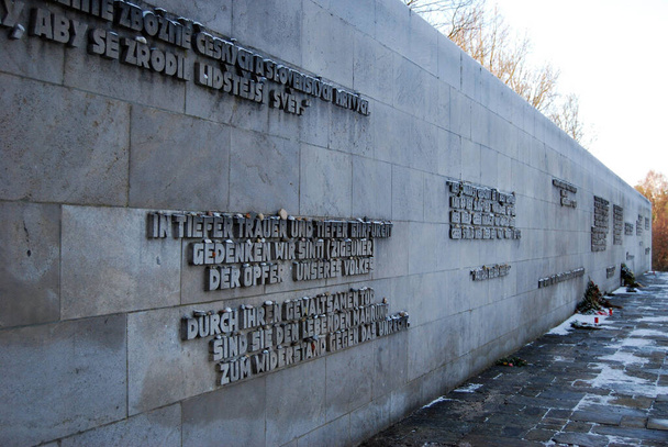Un des monuments commémoratifs du camp de concentration de Bergen Belsen en Allemagne - Photo, image