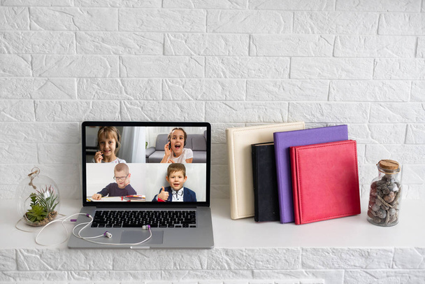 Laptop mit Videokonferenz Kinder Klassenkameraden steht auf dem Tisch - Foto, Bild