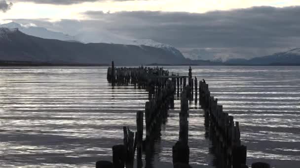 Patagónia. Chilében. Naplemente a régi leszállási szakasz Puerto Natales. - Felvétel, videó