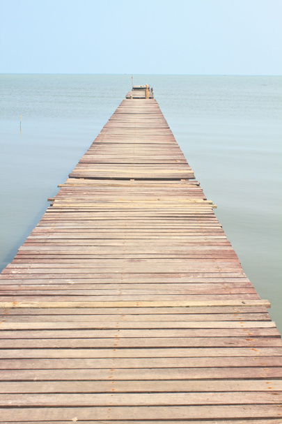 Pont en bois dans la mer
 - Photo, image