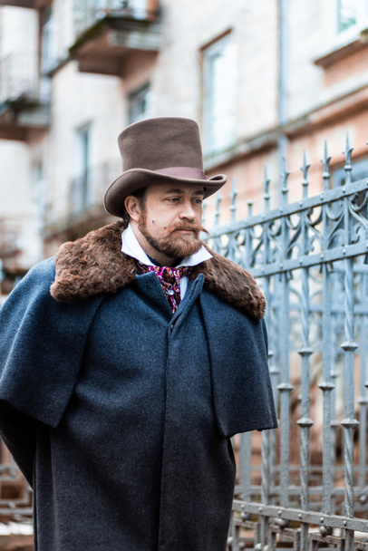 Elegant man. The gentleman in a coat and a top hat - Fotografie, Obrázek