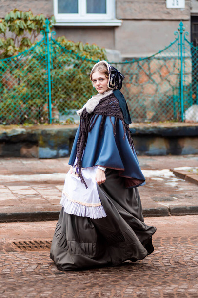 Femme du XIXe siècle, élégamment vêtue, marche dans la cour d'un château - Photo, image