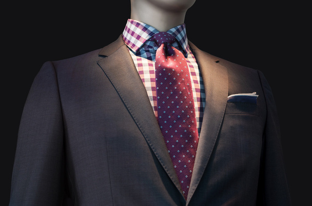 Casaco marrom com camisa xadrez e gravata vermelha
 - Foto, Imagem