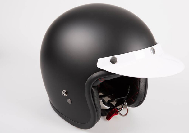 casco negro moto anti-sol protector visor retro y vintage estilo café corredor - Foto, imagen