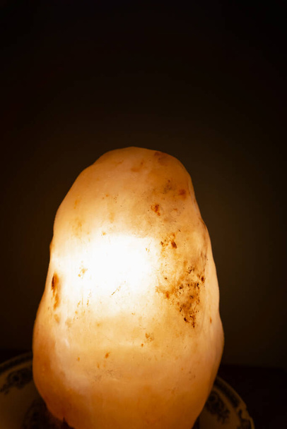 Lampe à sel sur une assiette en porcelaine - Photo, image